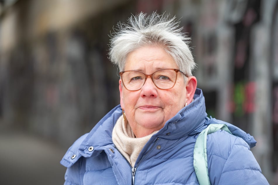 Elke Dienewald (70) ekelt sich wegen des Taubendrecks am Bahnhof Mitte.