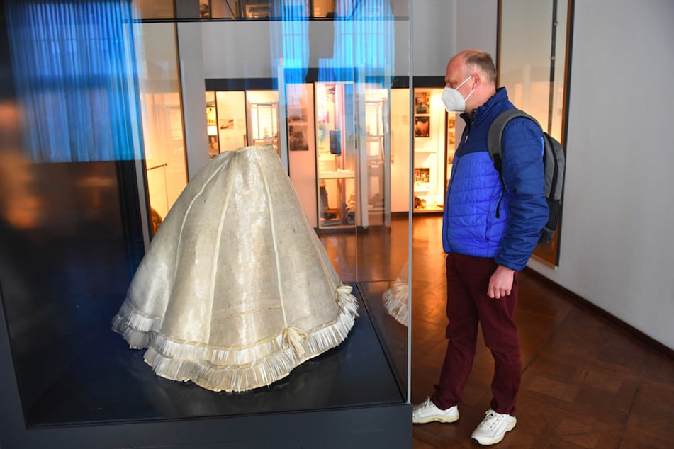 Der erste Besucher nach dem Lockdown, Bernd Daubner, betrachtet im Deutschen Museum ein Glasfaserkleid, das im Jahre 1924 dem Deutschen Museum gestiftet wurde und nun erstmals restauriert zu sehen ist.