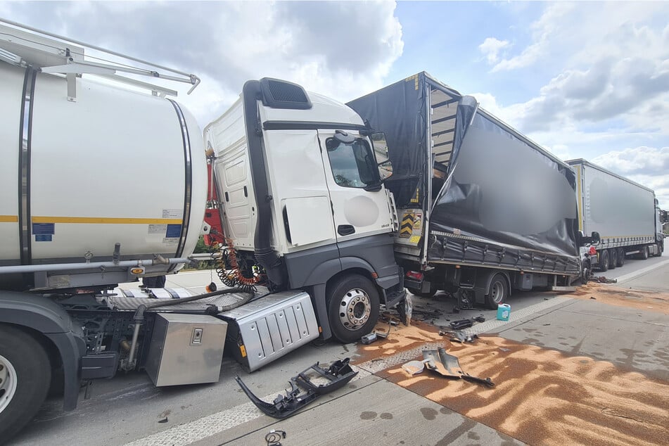 Unfall A9: Lkw krachen in Stauende auf A9 ineinander: Rettungshubschrauber im Einsatz
