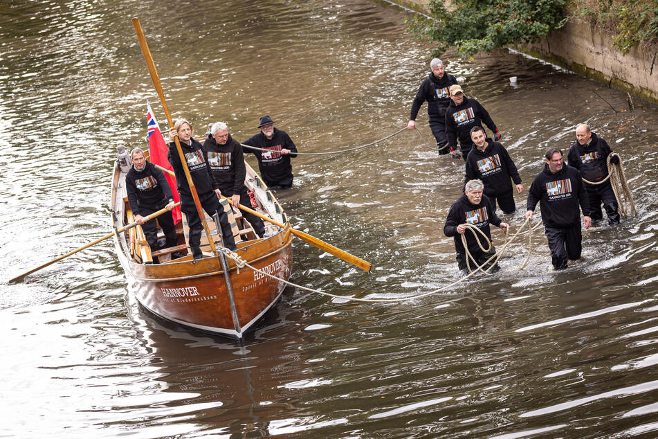 Das Gin-Fass wird mit einem Boot über den Fluss Leine auf den Weg nach Bristol (England) geschickt.