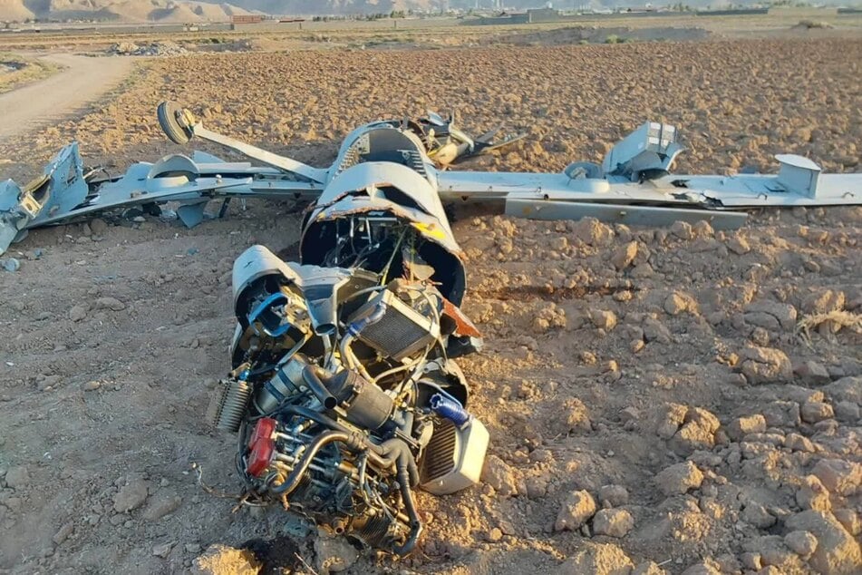 Der Iran hatte im Juni '25 eine solche Drohne aus Israel abgeschossen. Hinten die Teile, an denen auch die TU forscht.