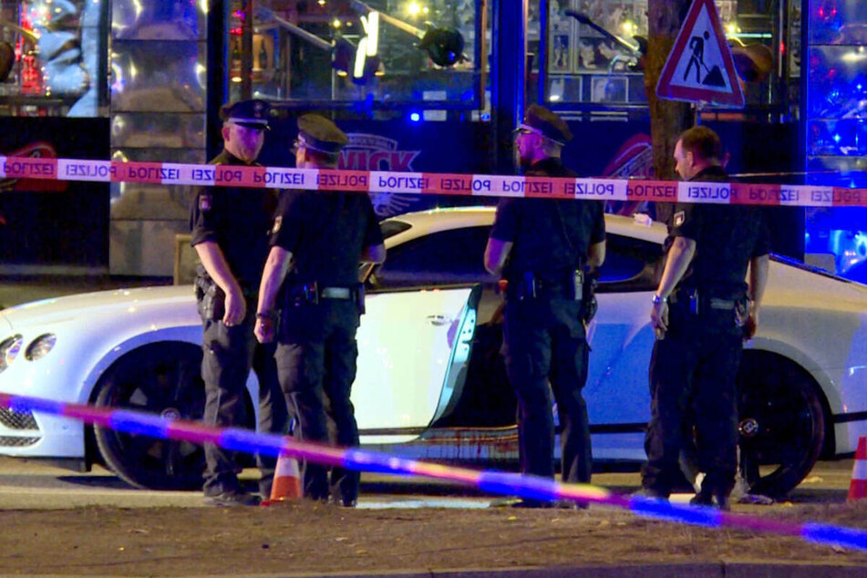 Polizisten stehen neben dem blutüberströmten Auto auf dem Millerntorplatz an der Reeperbahn, nachdem die Schüsse gefallen waren. (Archivfoto)