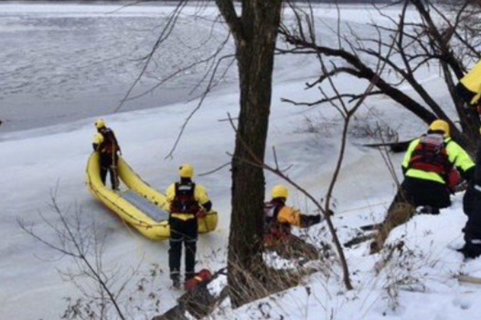 Mit ausgebildeten Spezialkräften und passender Ausrüstung retteten Feuerwehrleute aus Ottawa den Vierbeiner.