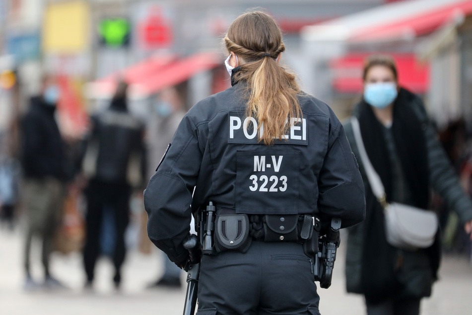 Eine Polizistin kontrolliert die Einhaltung der Maskenpflicht: Droht ein neuer Lockdown?