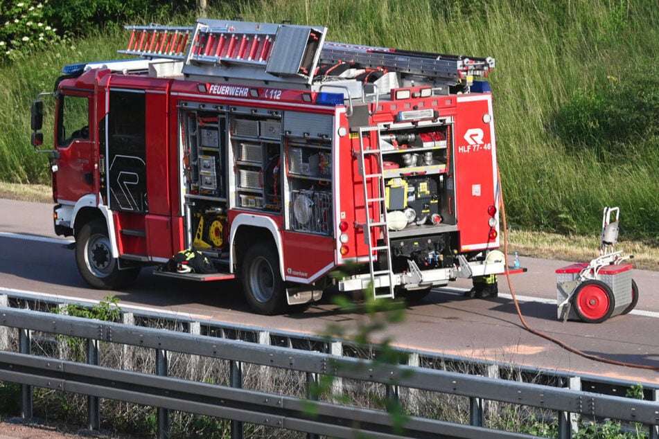 Unfall A20: Opel fängt Feuer auf A20: Mutter (34) bringt ihre drei Kinder in Sicherheit