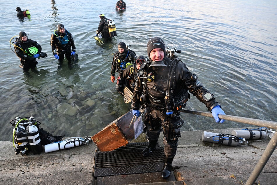 Zahlreiche Taucher versammelten sich am Bodensee, um eine versteckte Schatzkiste zu finden.