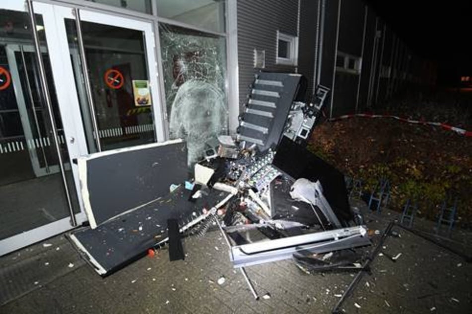 Von dem Snackautomaten ist nach der Explosion nicht mehr viel übrig. Auch die Scheibe der Turnhalle hat es getroffen.