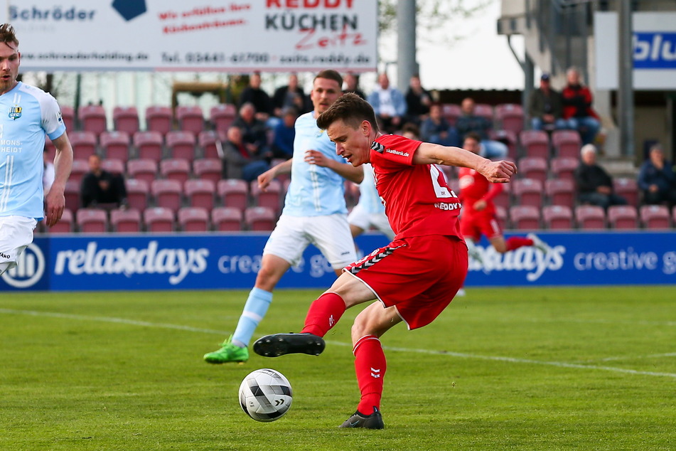 Florian Hansch (26) bei seinem Tor Ende April gegen seinen Ex-Verein Chemnitz. Er hat seinen Vertrag in Meuselwitz um zwei Jahre verlängert.