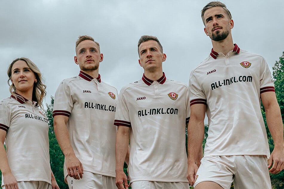 Jo-Anne Klinger (24), Tony Menzel (20), Niklas Hauptmann (29) und David Kubatta (21) präsentieren das Auswärtstrikot für die Saison 2025/26.