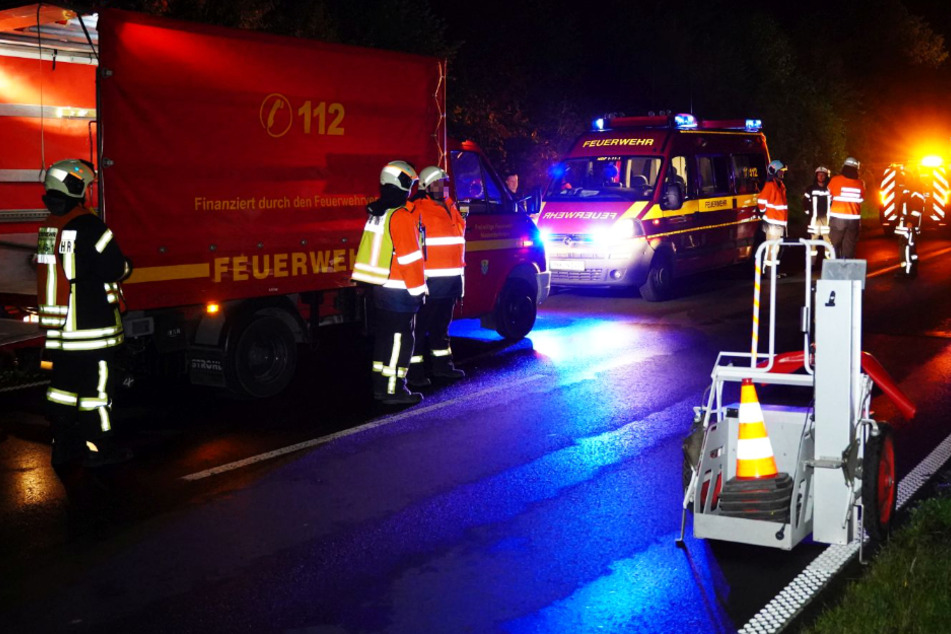 Das Foto zeigt Einsatzkräfte der Feuerwehr am Unfallort auf der Landstraße 3008.