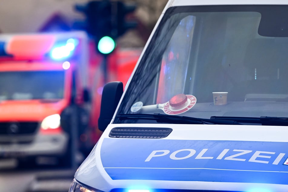 Tödlicher Crash an Ampelkreuzung: Motorradfahrer stirbt noch am Unfallort