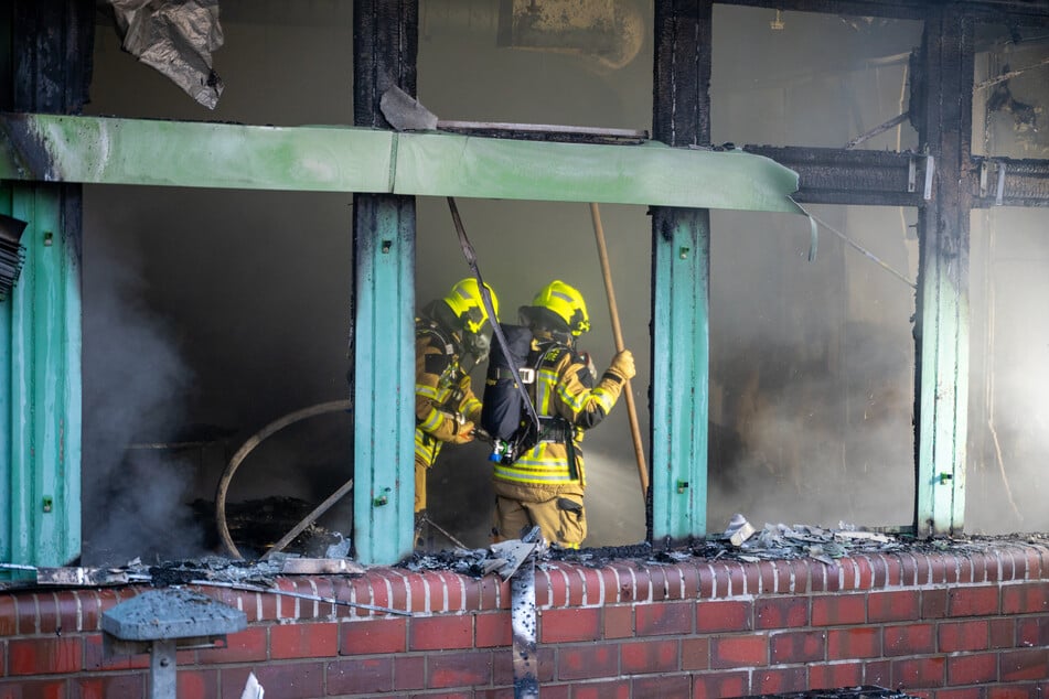 Aufgrund der gelagerten Chemikalien vor Ort war für die Einsatzkräfte der Feuerwehr besondere Vorsicht geboten.
