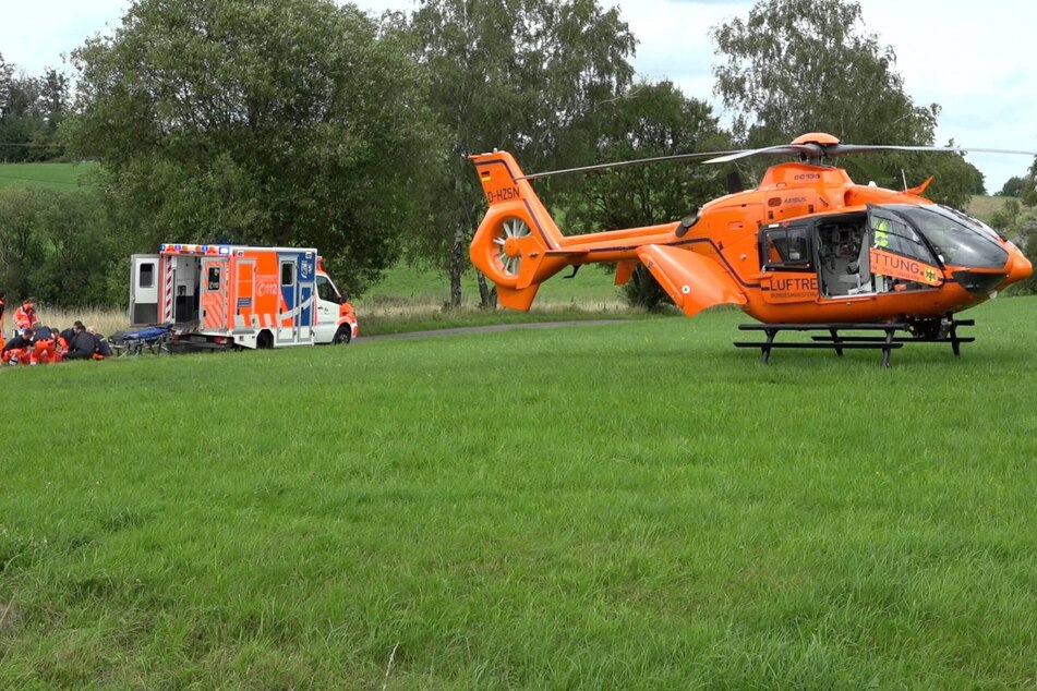 Tödlicher Unfall: Radler stirbt noch vor Ort, Biker mit Hubschrauber in Spezialklinik geflogen