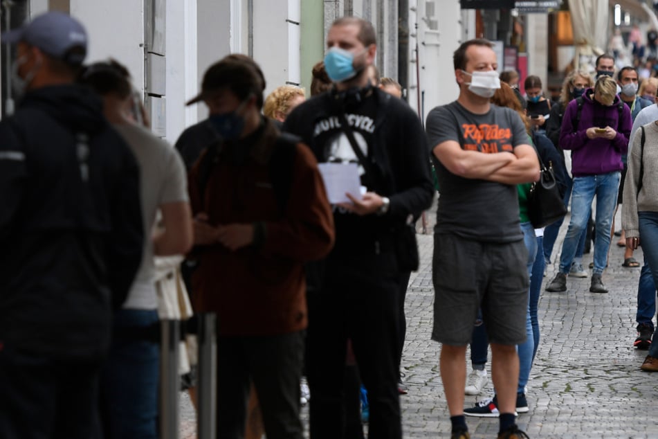 An einer Sammelstelle in Prag stehen die Menschen an, um sich auf Covid-19 testen zu lassen.