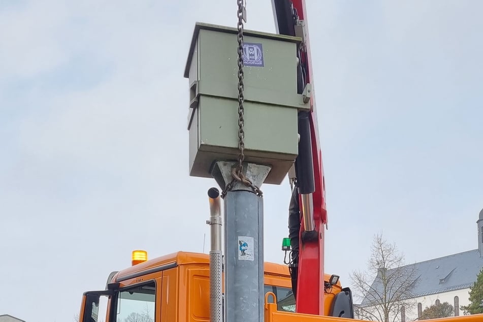 Der Blitzer während des Abbaus im November. Er wurde im Bauhof eingelagert und anschließend geklaut.