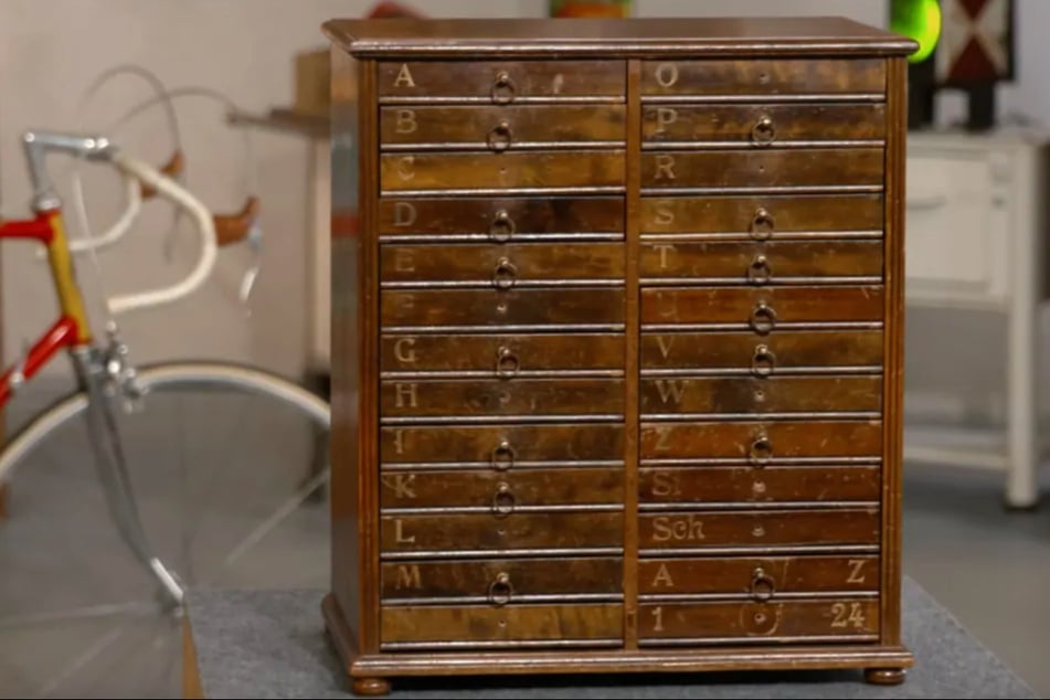 Das rund 100 Jahre alte Schränkchen mit den vielen Schubladen soll laut Einschätzung der ZDF-Expertin bis zu 600 Euro wert sein.