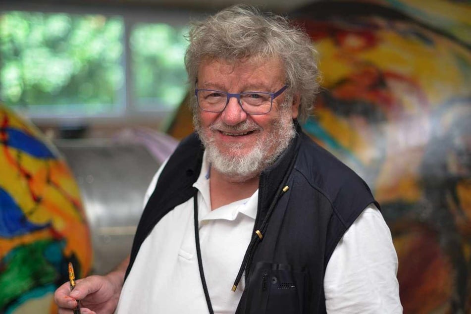 Gregor Kozik (73) restauriert seine Plastik "Genom" in der Werkhalle des Chemnitzer Unternehmens Fiber-Tech.