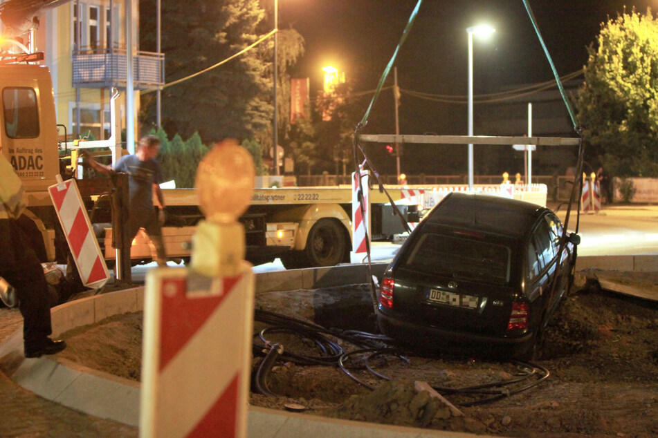 Schilder übersehen: Skoda-Fahrer landet auf Kreisel-Baustelle
