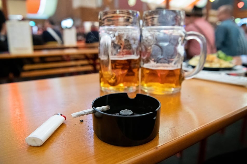 Für viele Besucher gehört das Rauchen beim Feiern im Festzelt einfach dazu. (Symbolfoto)