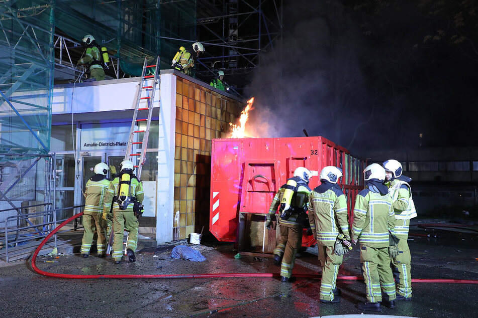 Am Abend des gestrigen Ostermontags brannte am Amalie-Dietrich-Platz ein Bauschuttcontainer.