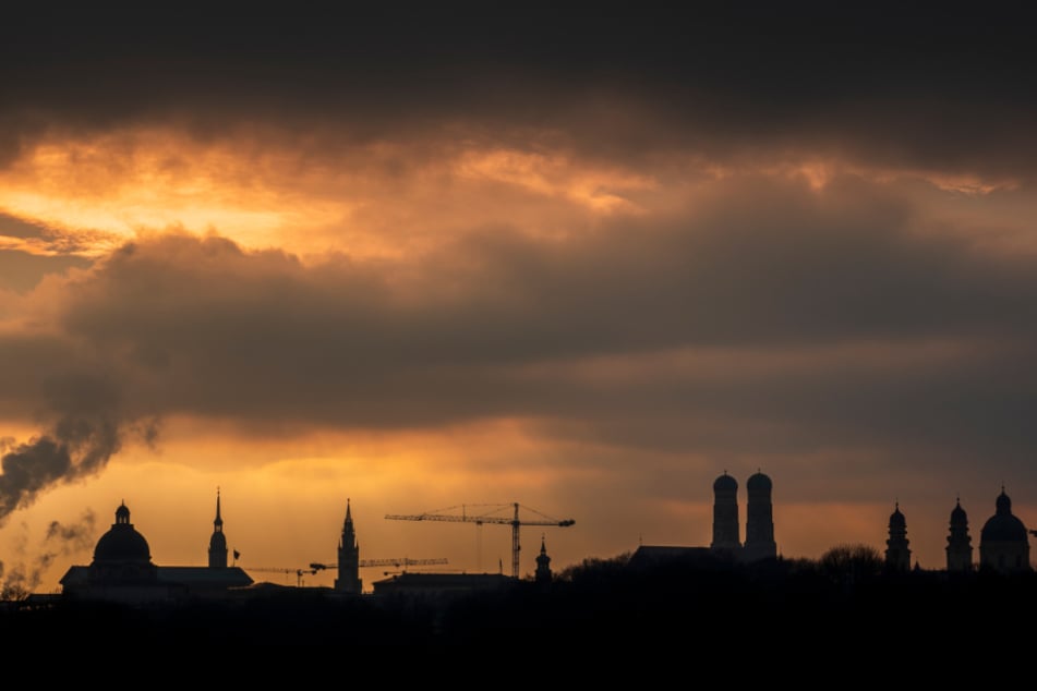 Die Skyline der Münchener Innenstadt im leuchtenden Licht des Sonnenuntergangs.