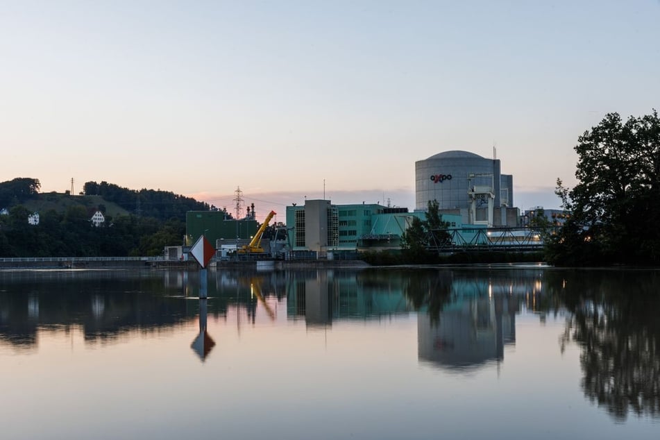 Dem Schweizer Alt-AKW droht wegen warmen Flusswassers die Abschaltung.