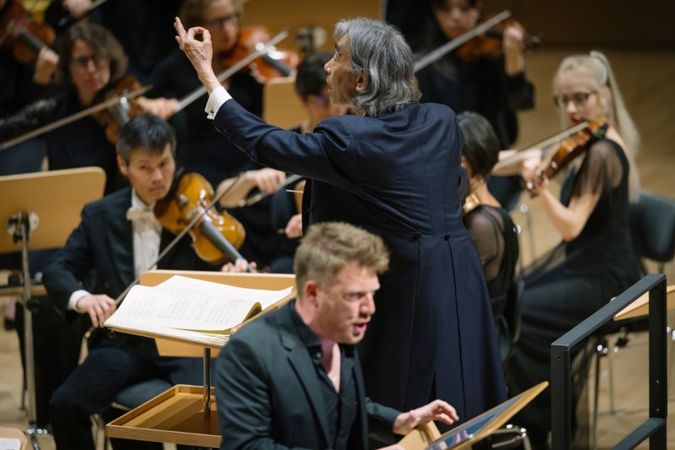 Dirigent Kent Nagano, Bariton Daniel Schmutzhard (Alberich) und das Orchester.