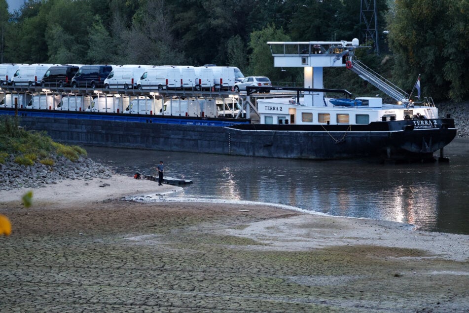 Rheinpegel zu niedrig: Frachtschiff fährt sich in Düsseldorfer Hafen fest