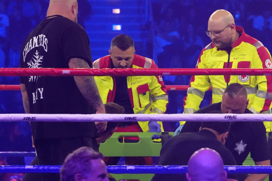 Fame Fighting live: Sanitäter-Einsatz - Realitystar aus Ring getragen