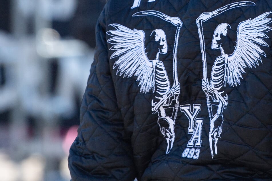 Ein Teilnehmer einer Kundgebung von Neonazis trägt eine Jacke der Mode-Marke "Yakuza" - im Jahr 2024 ging die Polizei mit mehr als 70 Durchsuchungsaktionen gegen Rechtsextremisten in Hessen vor.