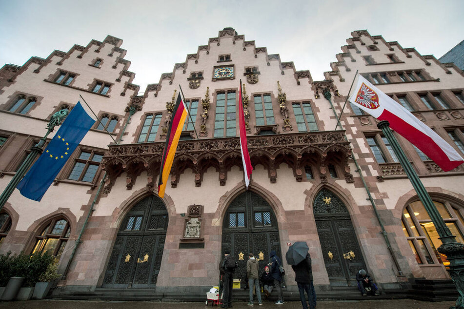 Am heutigen Sonntag soll in Frankfurt ein neuer Oberbürgermeister gewählt werden. Es gilt aber als wahrscheinlich, dass eine Stichwahl am 26. März über den neuen Amtsinhaber entscheiden wird.