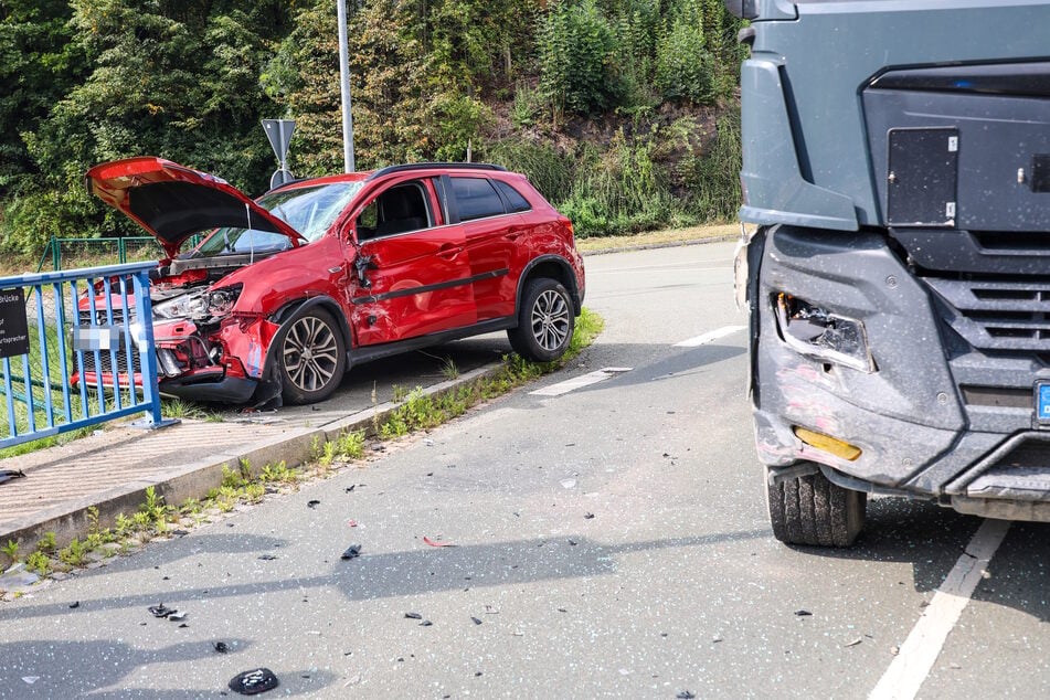 Unfall im Erzgebirge: Mitsubishi kracht mit Laster zusammen