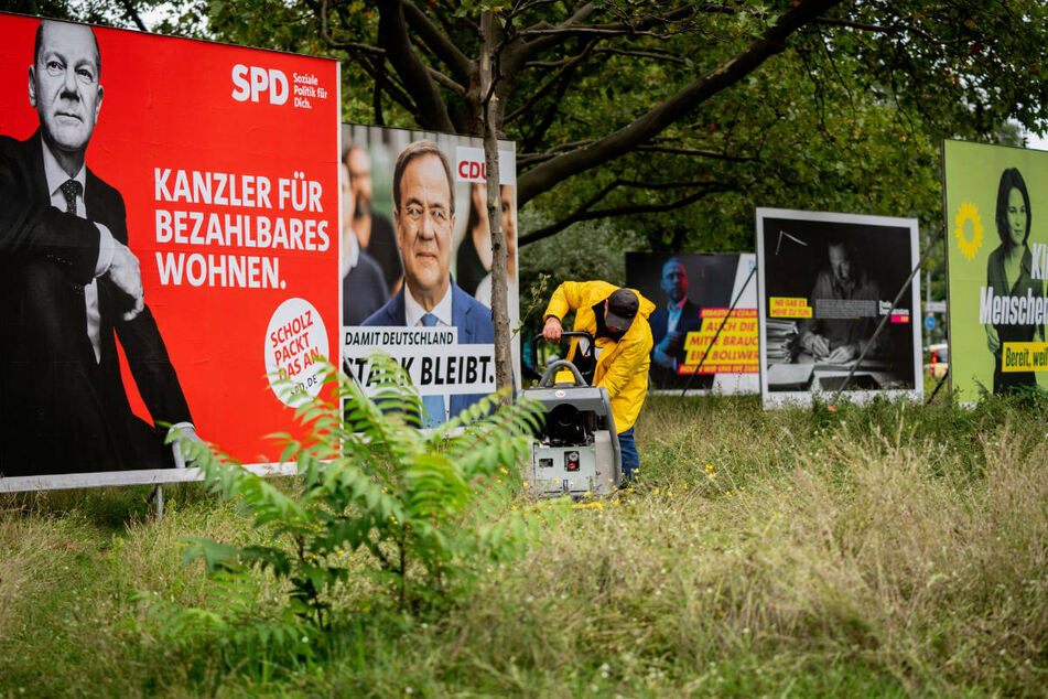 Wahlplakate von SPD, CDU, FDP und Grünen (l-r) werden in Berlin aufgehängt: Aus drei dieser vier Parteien wird sich wohl die künftige Bundesregierung bilden.