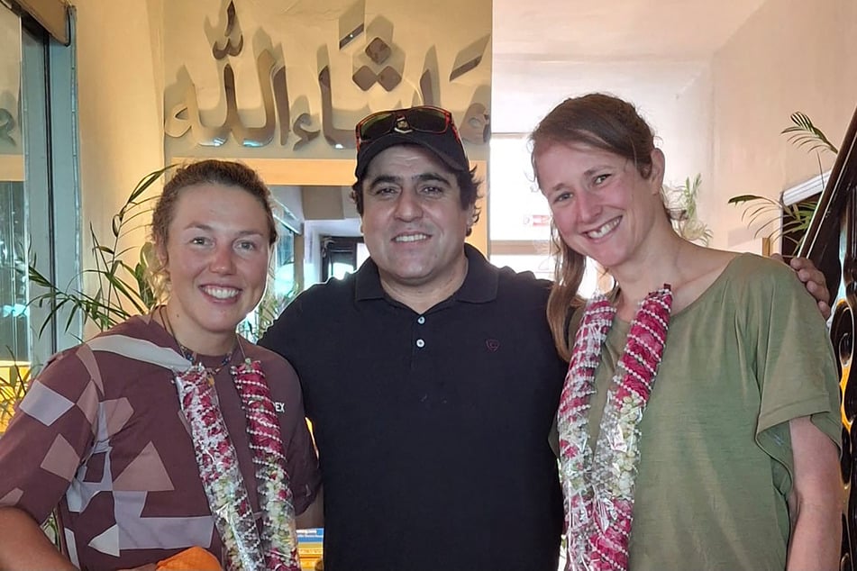 Laura Dahlmeier (†31, l.) am 29. Juni 2025 in Islamabad mit ihrer Kletterpartnerin Marina Krauss (r.) und einem Tourguide.