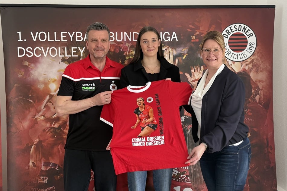 Trainer Alexander Waibl (58, l.), Zuspielerin Sarah Straube (24, M.) und Geschäftsführerin Sandra Zimmermann (38, r.) bei der Präsentation in der DSC-Geschäftsstelle.