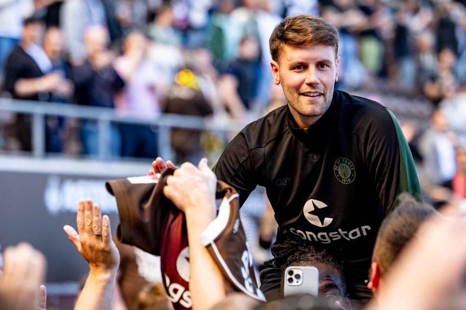 St. Paulis Aufstiegstrainer Fabian Hürzeler (33) bleibt trotz zahlreicher Angebote weiterhin bei Brighton Hove &amp; Albion.