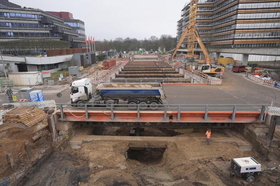 Blick auf die Baustelle der neuen U-Bahn-Linie U5 zwischen Jahnring und Sydneystraße in der City Nord.