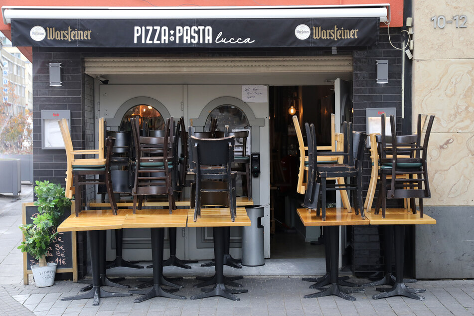 Das Gastgewerbe in NRW pocht 100 Tage nach der coronabedingten Schließung der Restaurants und Kneipen auf eine klare Perspektive, wann der Lockdown vorbei ist.