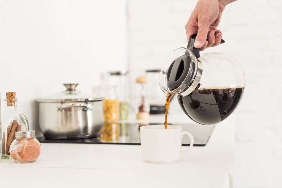 Wer seine Kaffeekanne regelmäßig mit dem passenden Mittel reinigt, der kann das Heißgetränk langfristig aus einer schönen Kanne gießen.