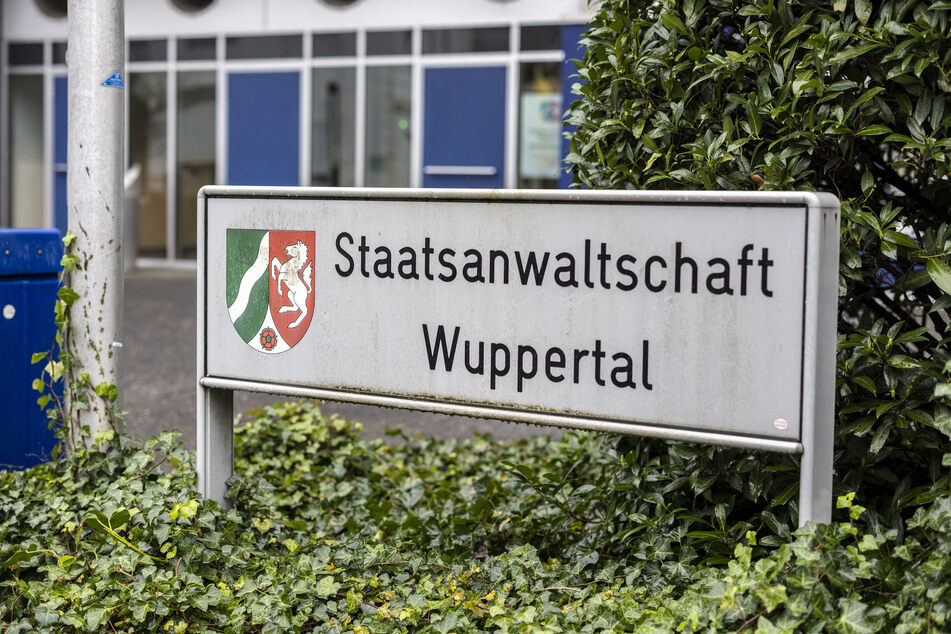 Nach Angaben der Wuppertaler Staatsanwaltschaft wird der 17-jährige Tatverdächtige derzeit auf einer Krankenstation bewacht.