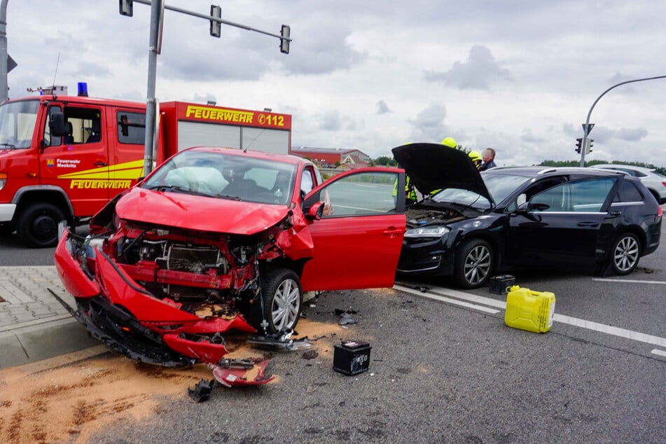 Ein VW und ein Toyota krachten auf einer Kreuzung zusammen.