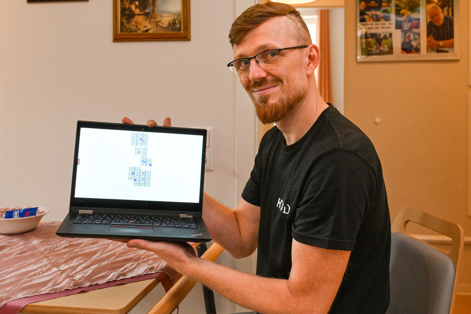 Projektbetreuer Mathias Klingner (45) von der HTW Dresden zeigt wie die Sensoren funktionieren.