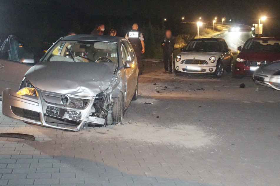 Der Wagen schanzte über einen Erdwall und kam auf dem Gelände einer Autowerkstatt zum Stehen.