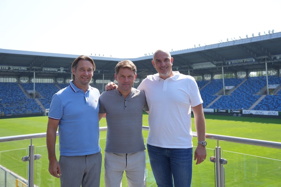 Gerhard Zuber, Geschäftsführer Sport (49, l.), und Matthias Schober, Sportdirektor des SV Waldhof Mannheim (49, r.), sind von ihrem neuen Coach Luc Holtz (M., 56) überzeugt.