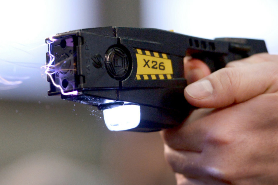 Ein sogenannter Taser wird auf dem Gelände der Landespolizeischule während einer Sitzung des Innenausschusses des Berliner Abgeordnetenhauses präsentiert. (Archivbild)