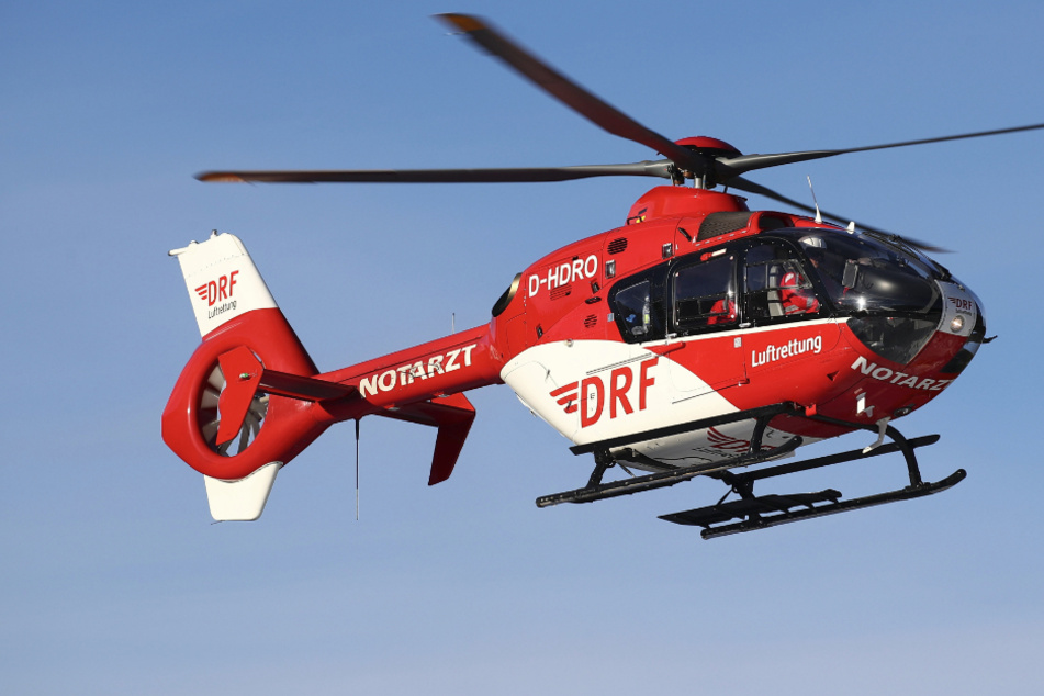 Das Unfallopfer musste mit einem Hubschrauber in ein Krankenhaus geflogen werden.