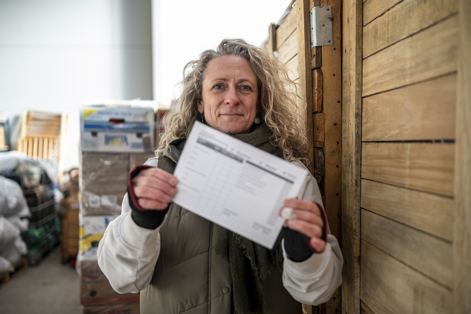 Koordinatorin Jeannette Hänel (55) zeigt einen Frachtbrief.