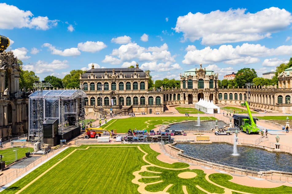 Die Bühne steht, die Brunnen sind abgesperrt - bei laufendem Besucherbetrieb wird im Zwinger das Set aufgebaut.
