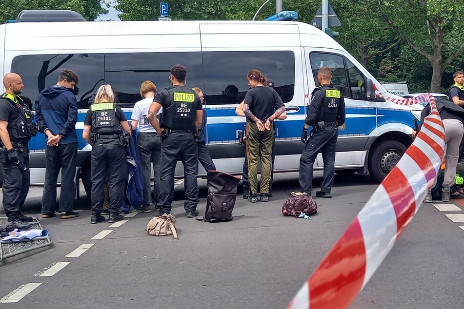 Die Protestierenden seien durch die Polizei von der Fahrbahn entfernt worden.