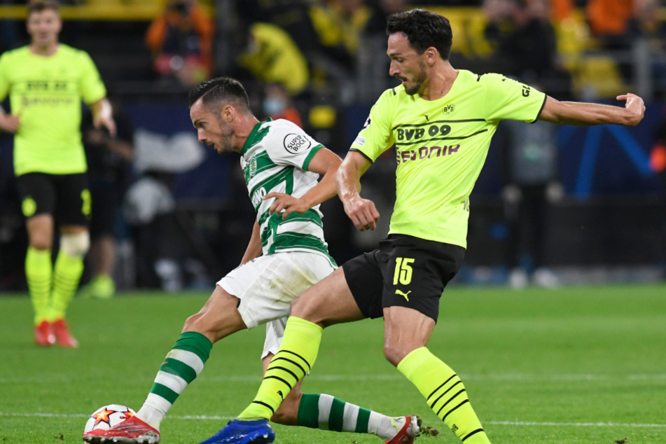 Mats Hummels (r.) bei der Königsklassen-Partie gegen Sporting Lissabon am Dienstagabend. Gab er seiner Frau Cathy zwischen Abschlusstraining und Anpfiff Beauty-Tipps?